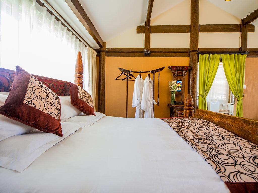 Old Tree Boutique Guesthouse Ліцзян Екстер'єр фото